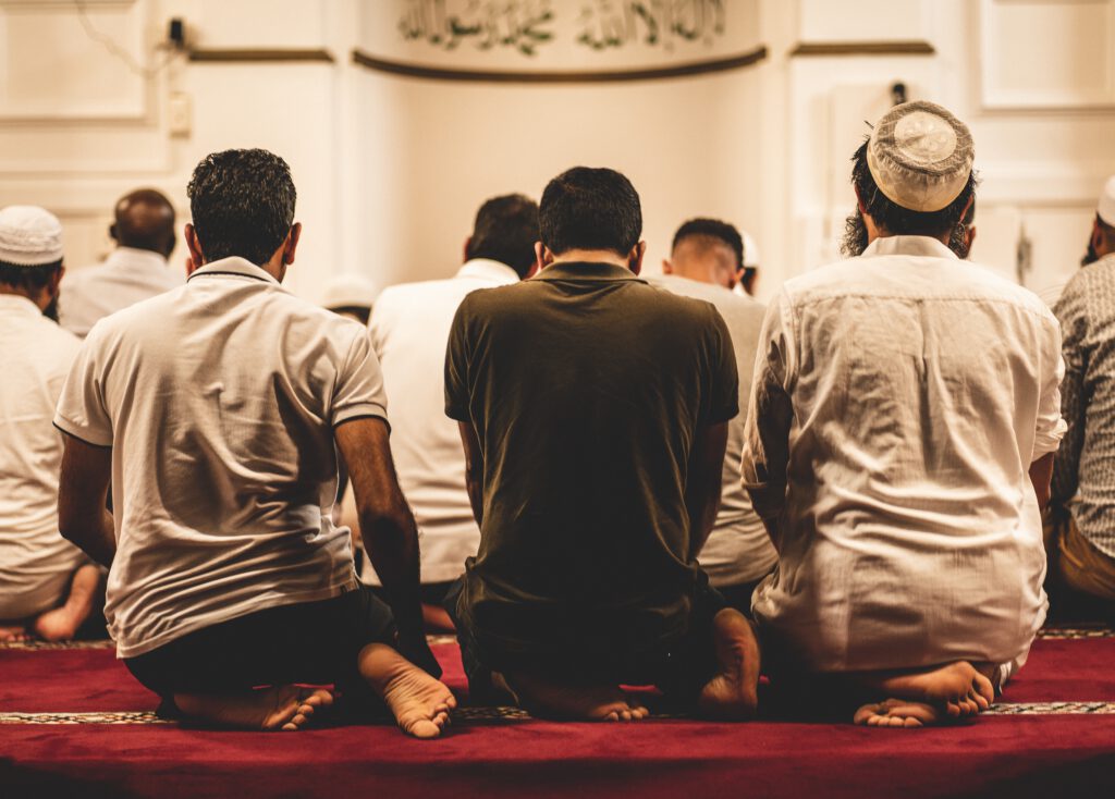 Islamische Bestattung : alle sind zusammen in trauer und beten für die muslimische Beerdigung